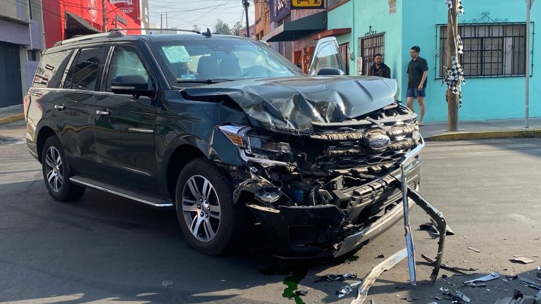 Accidente vial protagonizado por escolta de Carlos Torres Piña; manejaba a alta velocidad
