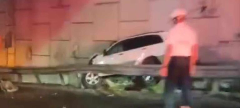 Camioneta choca contra paredón en la carretera Morelia-Mil Cumbres