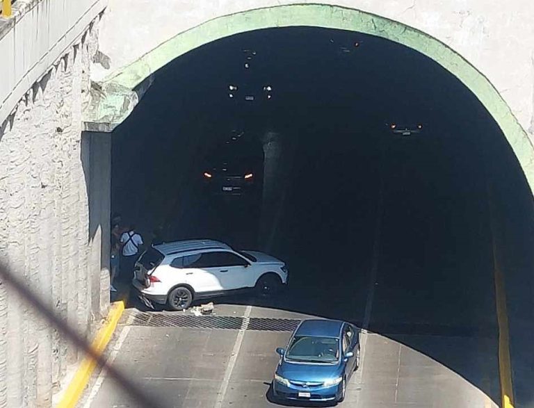 Camioneta sufre accidente en túnel del distribuidor salida a Charo; sin lesionados