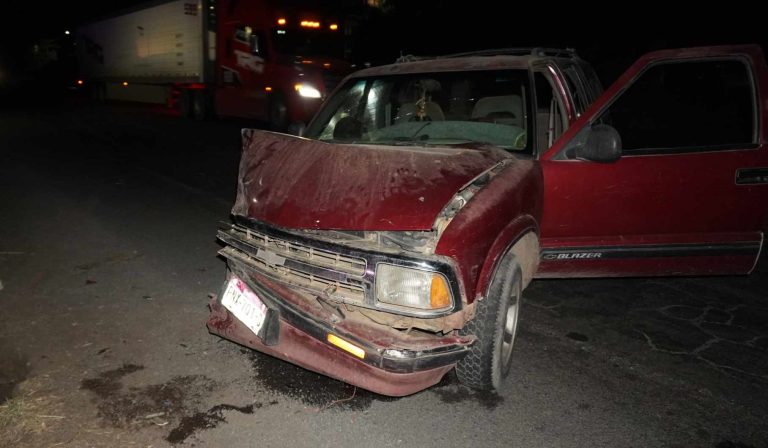 Chocan dos camionetas en la entrada a Monte Olivo, en Zamora