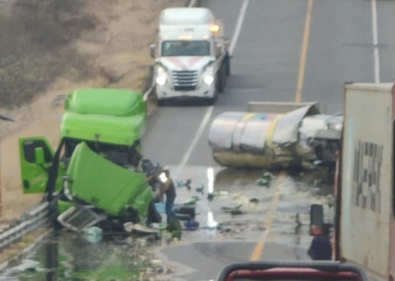 Choque entre camión góndola y tanque pipa cargado con aceite vegetal ocasiona cierra de la autopista Siglo XXI