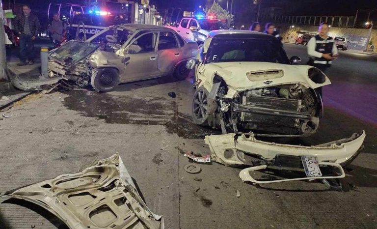 Choque entre dos autos deja cinco jóvenes heridos en Zitácuaro
