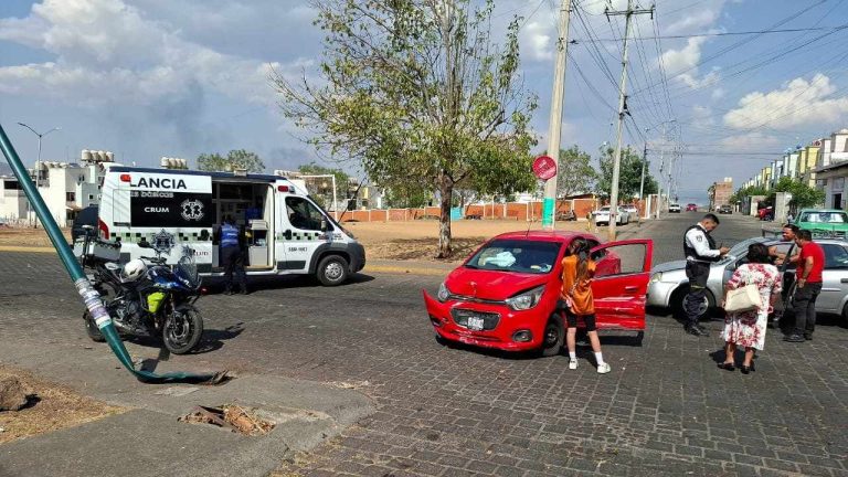 Choque entre dos2 autos deja igual número de heridos, en Villas del Pedregal