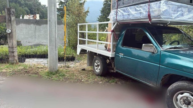 Conductor de camioneta mueblera muere tras enfrentamiento entre criminales en la región de Zitácuaro