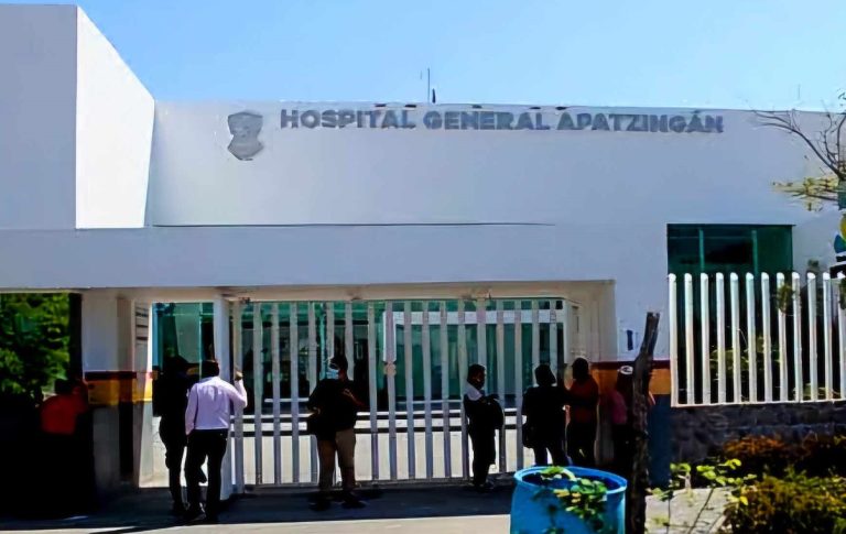 Criminales atacan a balazos a un peluquero y golpean a su madre, en Apatzingán