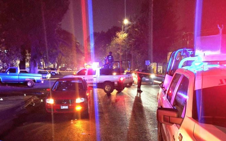 Criminales atacan a los ocupantes de un auto; hay dos heridos graves, en Uruapan