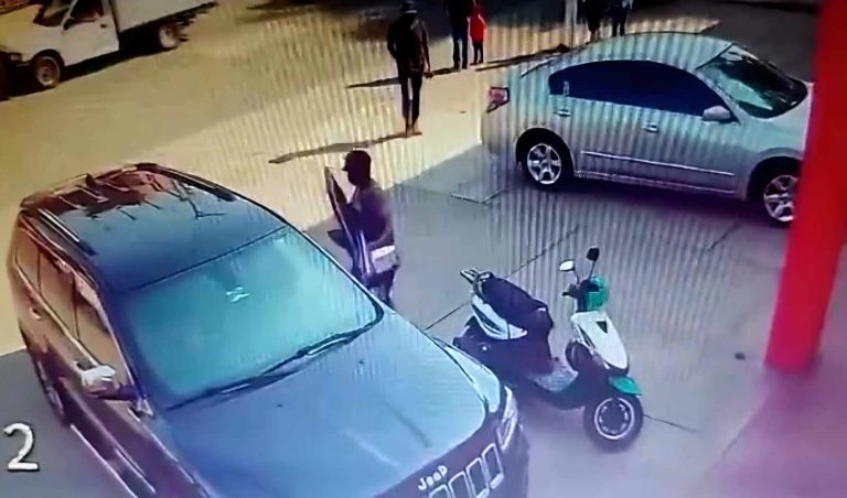 Criminales encañonan a mujer y a sus hijos para robarles su camioneta, en Uruapan