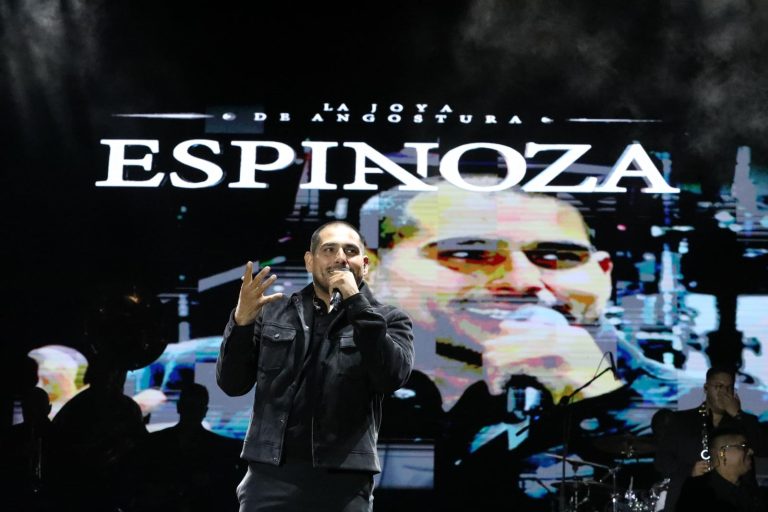 Lo intentó y sí funcionó, Espinoza Paz dejó su corazón a las mamás en el Festival de Origen