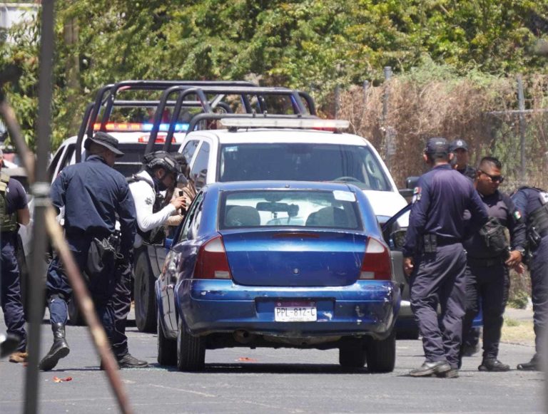 Ejecutan a tres hombres a bordo de un auto, en Zamora