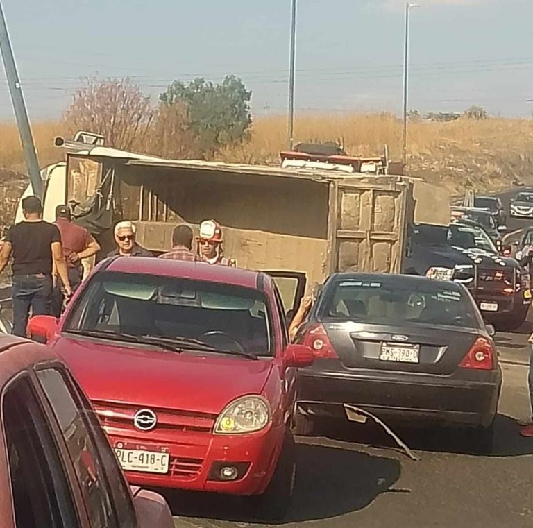 Fuerte accidente entre camión de carga y Jetta en Charo deja al menos dos lesionados