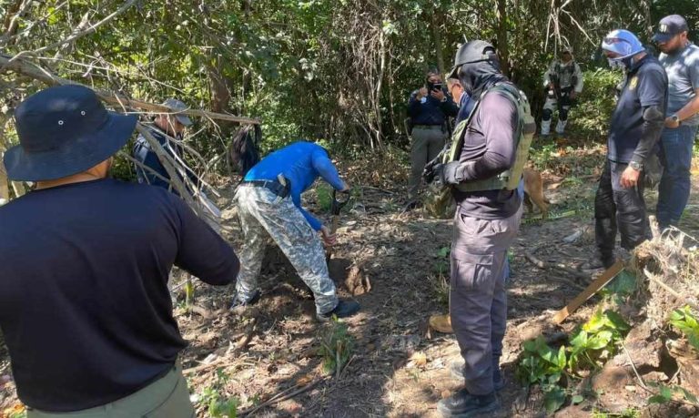Hallan fosa clandestina en Aquila con tres osamentas