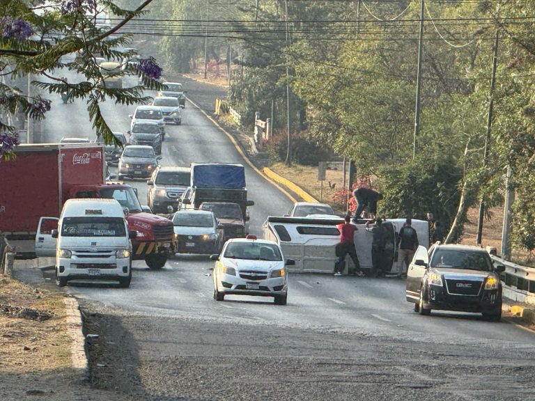 Se registra volcadura de camioneta en el periférico de Morelia