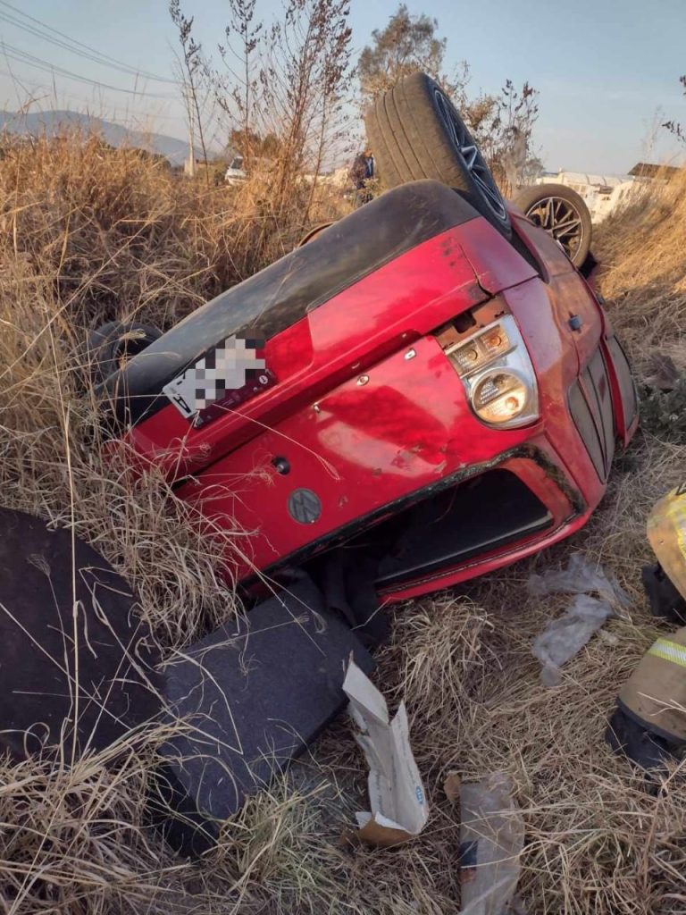 Vuelca auto en la carretera Morelia-Pátzcuaro; hay 1 herido 