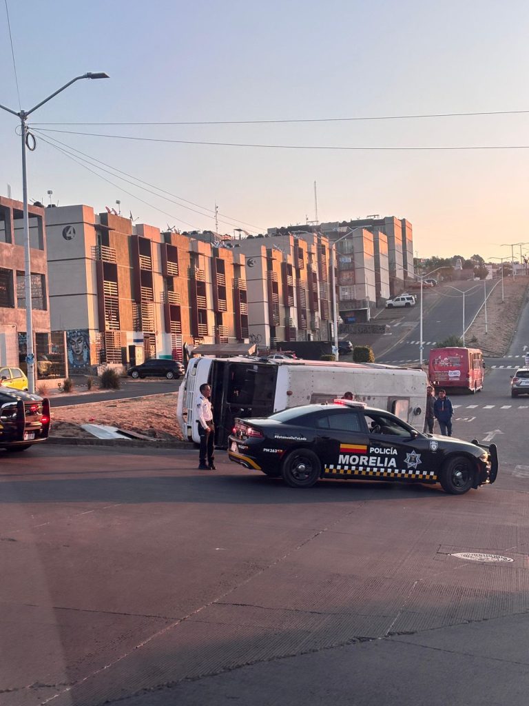 Vuelca camión de pasajeros en el fraccionamiento Camponubes, Morelia 