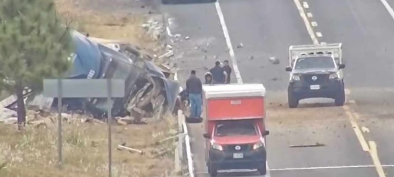 Vuelca tráiler en la autopista Pátzcuaro-Cuitzeo 