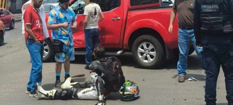Se registra choque entre motociclista y camioneta en la avenida Madero Poniente de Morelia 