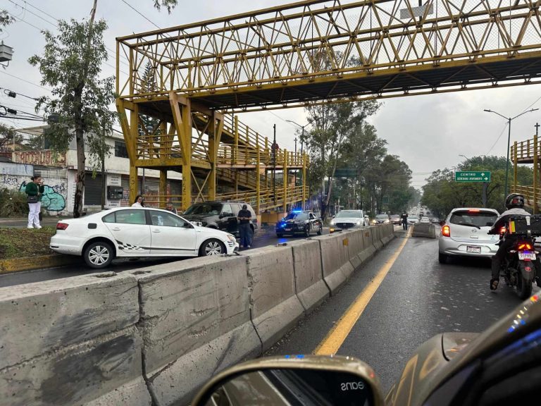 Auto choca contra muro de contención en la avenida Madero Poniente de Morelia 