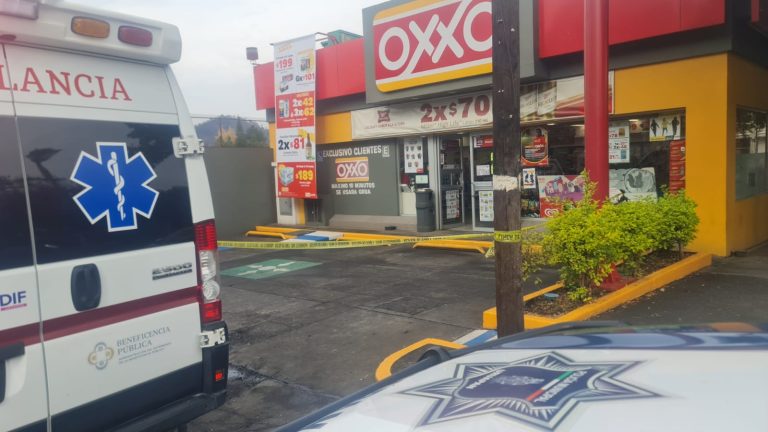 Mujer muere dentro de un Oxxo en Uruapan; presumen infarto fulminante
