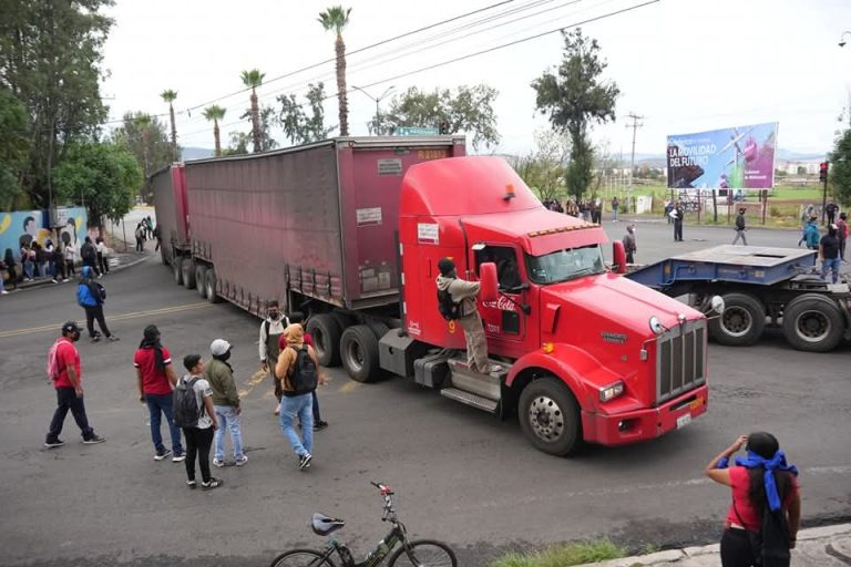Normalistas bloquean vialidad en libramiento