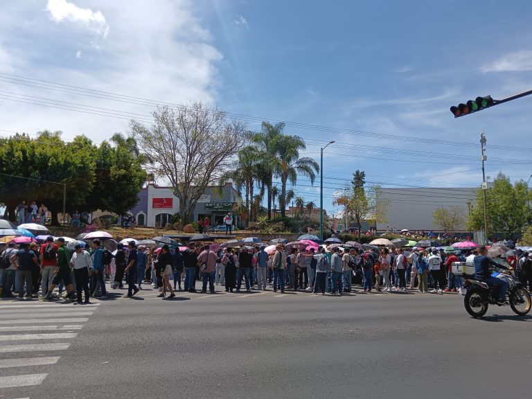 Docentes de la CNTE exigen solución integral a carencias educativas frente a Casa Michoacán