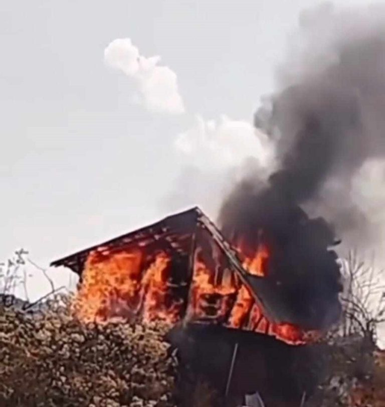 Incendio arrasa con humilde vivienda en la Tenencia de Jicalán, de Uruapan