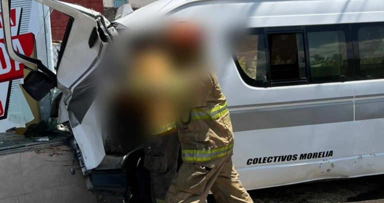 Infarto al miocardio, causa del deceso del chofer de combi accidentada en el libramiento de Morelia