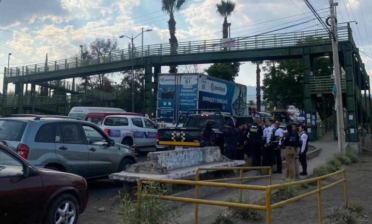 Joven intenta aventarse de un puente y Policía Morelia evita tragedia