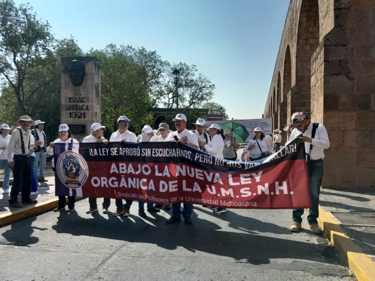 Al grito de «Sindicatos unidos jamás serán vencidos», avanza marcha del sector educativo