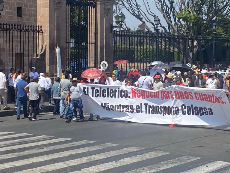 Trabajadores y transportistas marchan en Morelia en demanda de mejores condiciones laborales y contra irregularidades en concesiones