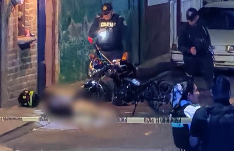 Motociclista es asesinado a balazos al sur de Morelia; una mujer queda herida