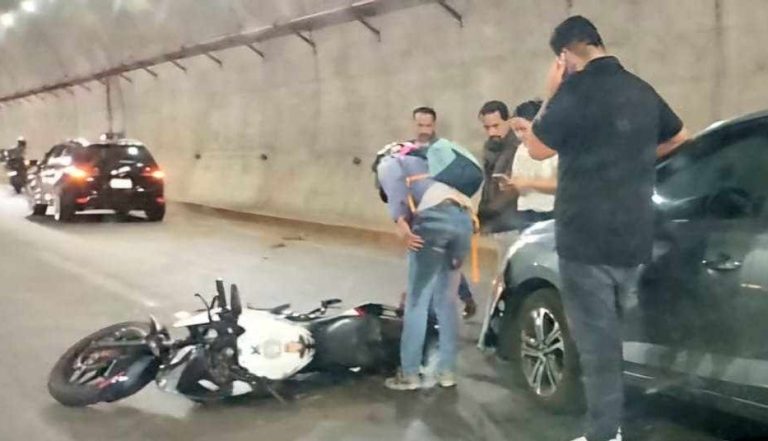 Motociclista queda herido al ser impactado por auto, en el Ramal Camelinas de Morelia