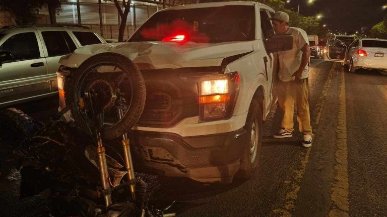 Motociclista queda herido en choque; camioneta de la SSP está involucrada