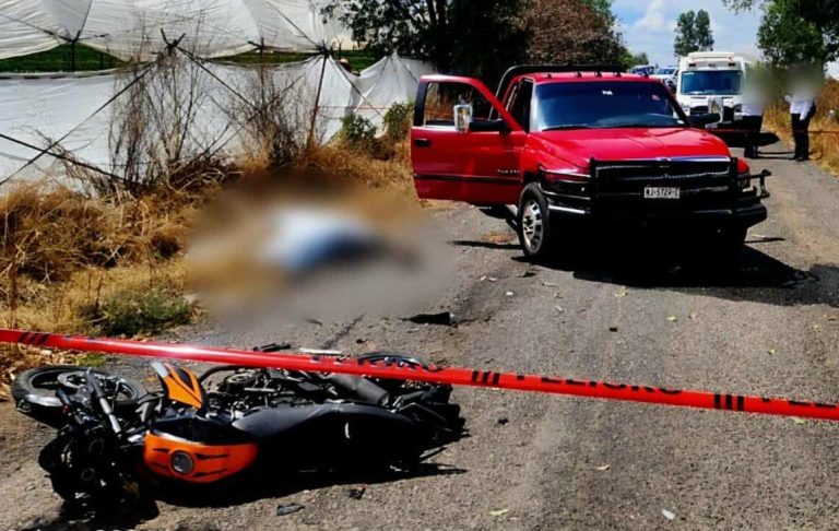 Mueren dos jóvenes tras choque entre moto y camioneta, en los límites de Guanajuato con Michoacán