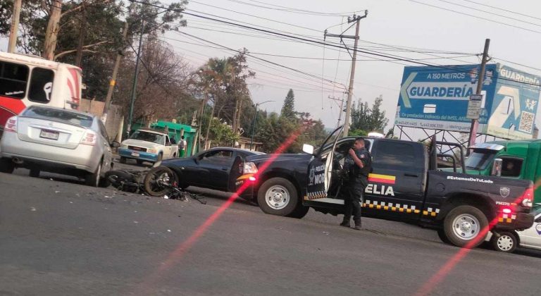 Ocurre choque entre moto y auto, al poniente de Morelia