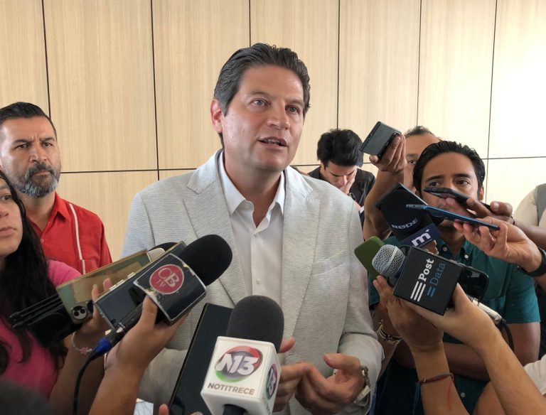 Califica alcalde de populista, medida de reducir semana laboral