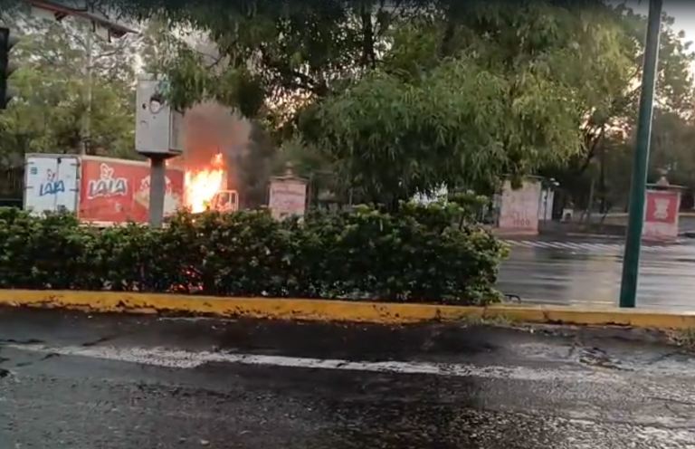 Tras mesa de diálogo y acuerdos, comuneros de Arantepacua derriban otro portón en Casa Michoacán y queman dos vehículos