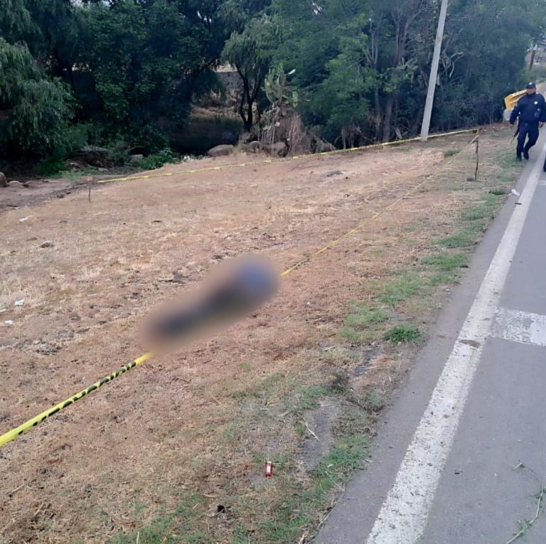 Localizan cadáver torturado y baleado a un costado de carretera, en Contepec