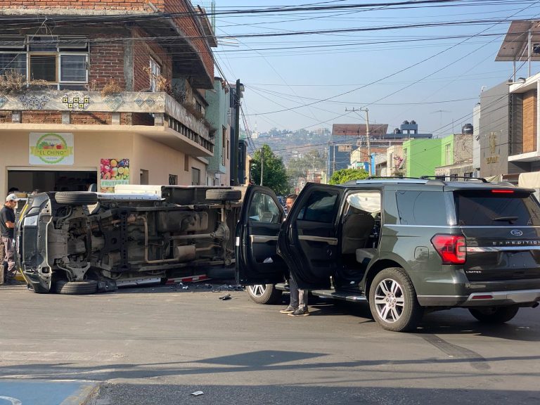 Choque entre dos camionetas provoca volcadura en la colonia Ventura Puente