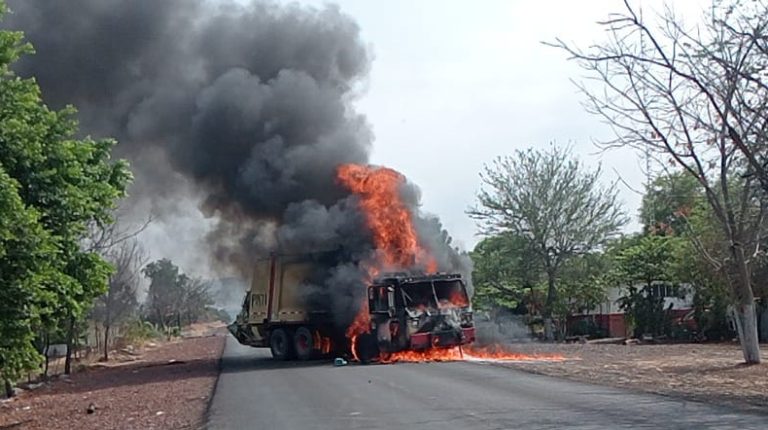 Narcoenfrentamientos dejan al menos 6 vehículos quemados en bloqueos carreteros en Tierra Caliente