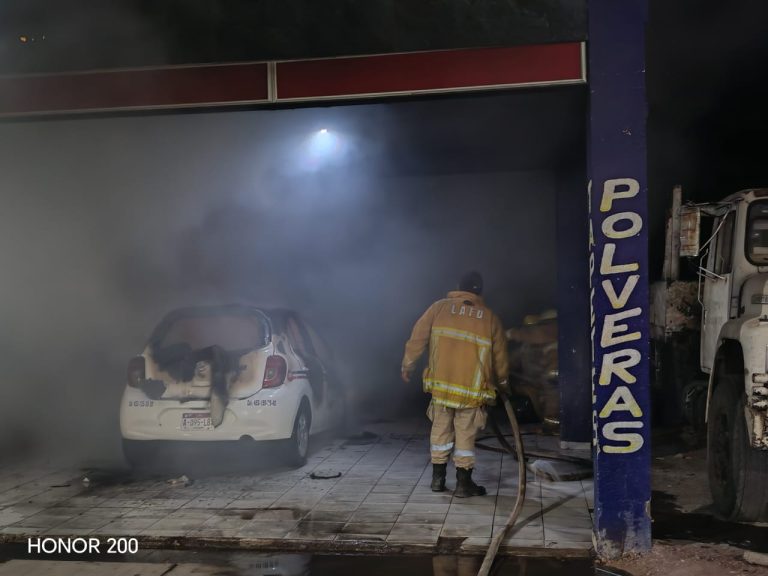 Incendio de taxi moviliza a cuerpos de emergencia en Apatzingán