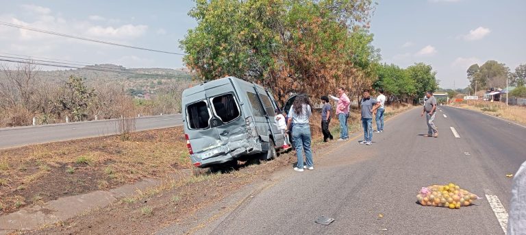 Se registra choque entre 2 camionetas en la Morelia-Pátzcuaro; hay varios lesionados