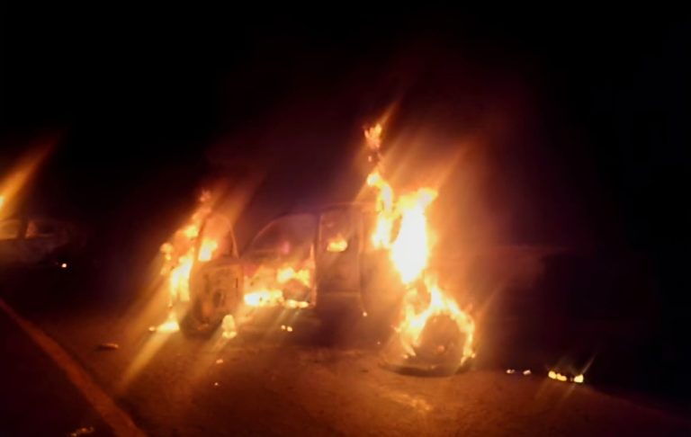Tres vehículos son incendiados por presuntos criminales en Zinapécuaro