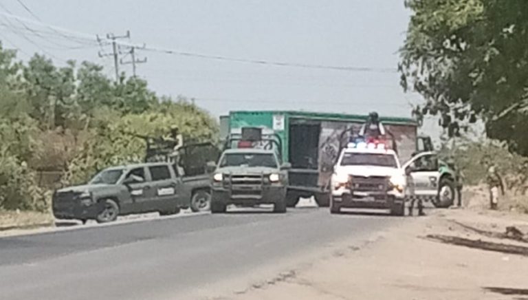 Criminales general bloqueos carreteros y queman un vehículo en Buenavista