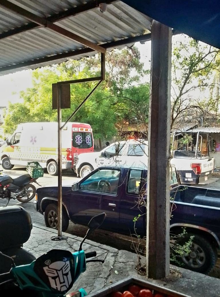 Hombre es hallado muerto entre un montón de basura a un costado del Mercado Municipal de Apatzingán