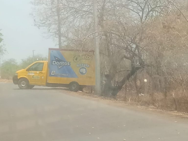 Criminales balean camioneta repartidora de Sabritas, en Apatzingán; hay un herido