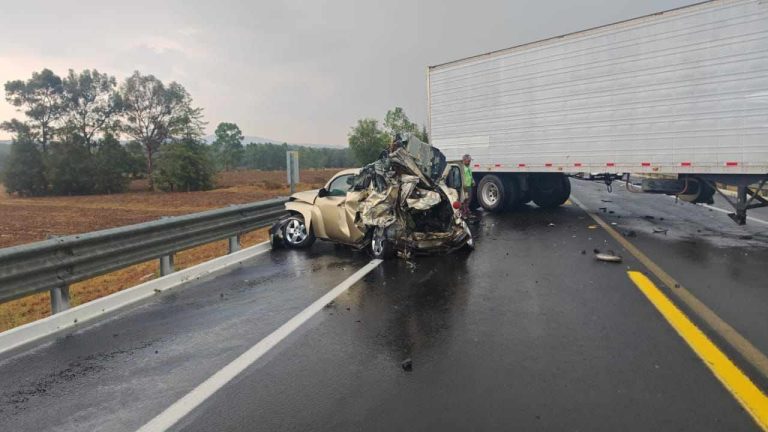Suman dos fallecidos tras choque entre dos tractocamiones y un auto en la autopista Pátzcuaro – Copándaro