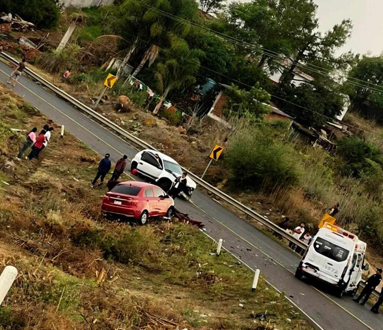 Se registra choque entre 2 vehículos sobre la Quiroga-Zacapu