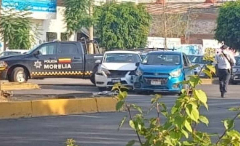 Se registra choque entre dos autos sobre Calzada La Huerta, en Morelia