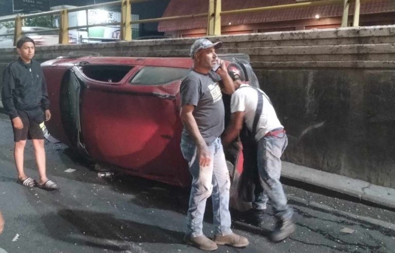 Se registra choque volcadura de auto en el libramiento norte de Morelia