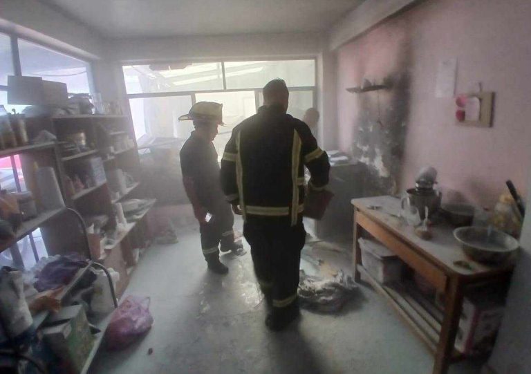 Se registra incendio en domicilio de Zitácuaro; mujer resulta herida